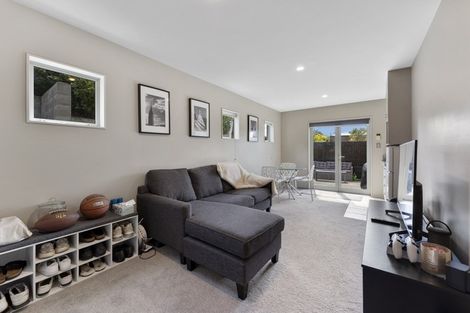 Photo of property in 19 Springdale Grove, Fitzherbert, Palmerston North, 4410