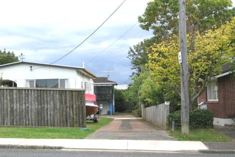 Photo of property in 2/1066 Beach Road, Torbay, Auckland, 0630