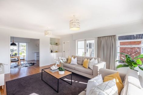 Photo of property in 33 Pupuke Road, Birkenhead, Auckland, 0627