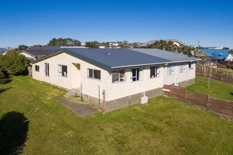 Photo of property in 15b Bayswater Place, Newlands, Wellington, 6037