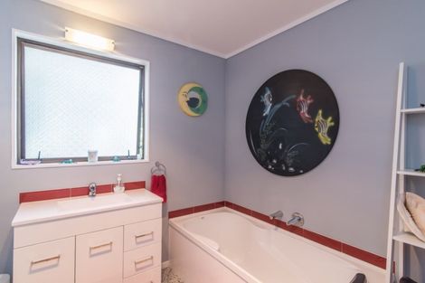 Photo of property in 16 Nugget Grove, Raumati Beach, Paraparaumu, 5032