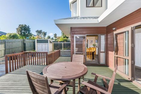 Photo of property in 2 Saunders Close, Whitby, Porirua, 5024