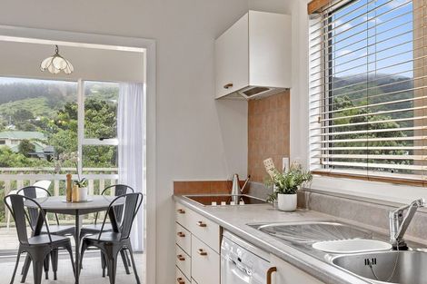 Photo of property in 5 Te Reinga View, Tawa, Wellington, 5028