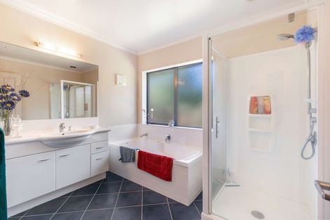 Photo of property in 12 Gleaming Place, Waiuku, 2123