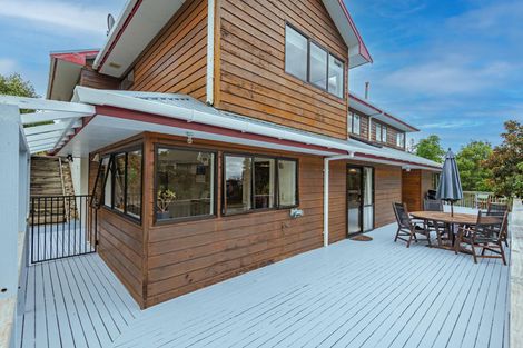 Photo of property in 32 Springdale Grove, Fitzherbert, Palmerston North, 4410