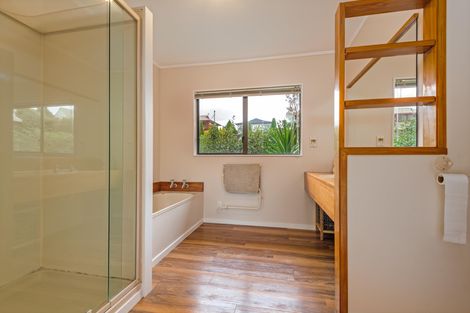 Photo of property in 32 Springdale Grove, Fitzherbert, Palmerston North, 4410