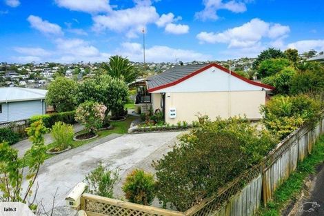 Photo of property in 80 Totaravale Drive, Totara Vale, Auckland, 0629