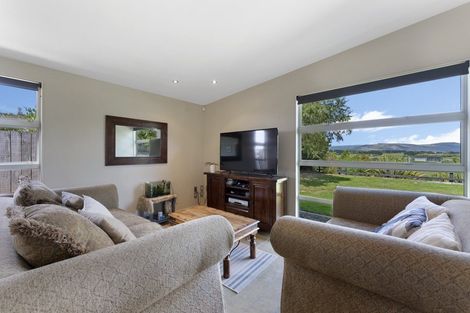 Photo of property in 19 Springdale Grove, Fitzherbert, Palmerston North, 4410
