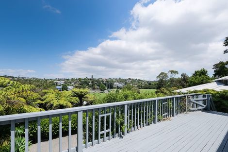 Photo of property in 2/17 Woodlands Crescent, Browns Bay, Auckland, 0630