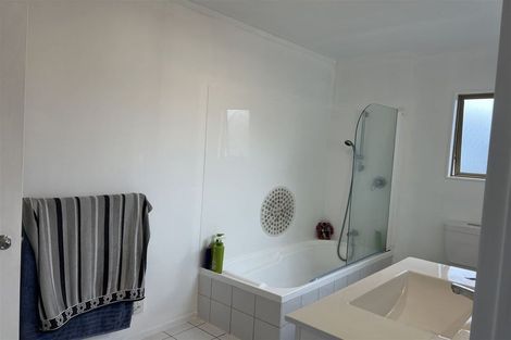 Photo of property in 11 Duxfield Drive, Ranui, Auckland, 0612