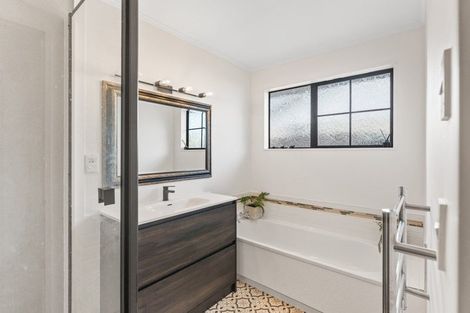 Photo of property in 20 Awanui Drive, Waikanae, 5036