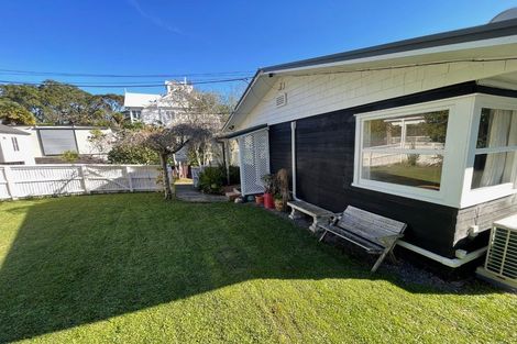 Photo of property in 10a Second Avenue, Stanley Point, Auckland, 0624