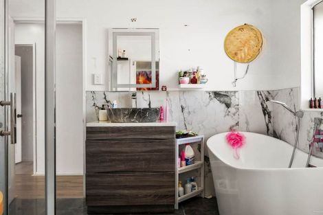 Photo of property in 28 Wai Iti Place, Clendon Park, Auckland, 2103