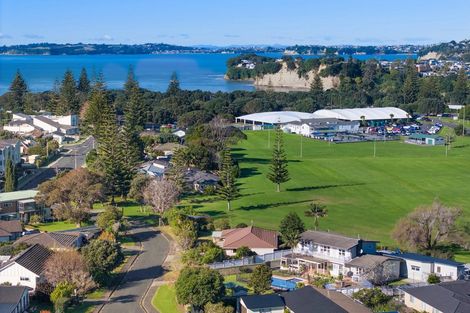 Photo of property in 2 Edgewater Grove, Orewa, 0931