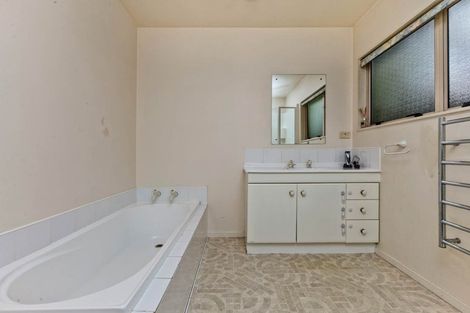 Photo of property in 8 Mandeville Place, Unsworth Heights, Auckland, 0632