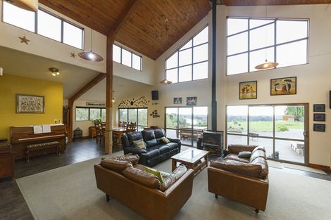 Photo of property in 60 Waicola Drive, Fitzherbert, Palmerston North, 4471