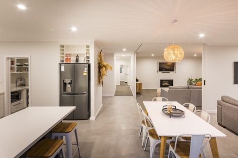 Photo of property in 49 Vaucluse Heights, Fitzherbert, Palmerston North, 4410