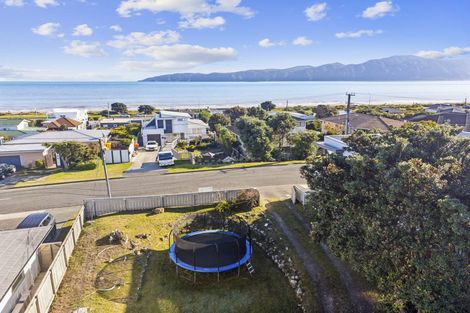 Photo of property in 89 Seaview Road, Paraparaumu Beach, Paraparaumu, 5032