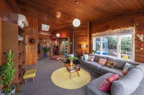 Photo of property in 11 Cave Road, Houghton Bay, Wellington, 6023