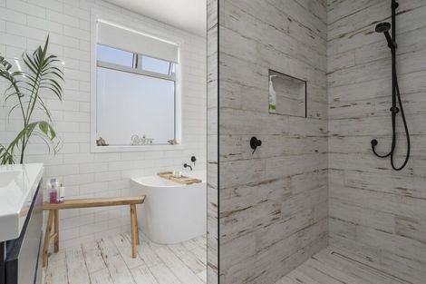 Photo of property in 3 Kitchener Terrace, Moturoa, New Plymouth, 4310