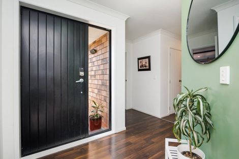 Photo of property in 35 Chestnut Close, Kelvin Grove, Palmerston North, 4414