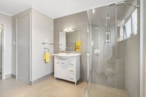 Photo of property in 3/108 East Coast Road, Forrest Hill, Auckland, 0620