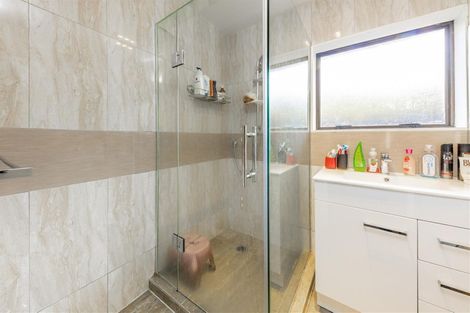 Photo of property in 2/23 Lowburn Place, Clover Park, Auckland, 2019