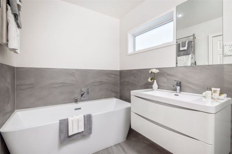 Photo of property in 28a Luckens Road, West Harbour, Auckland, 0618