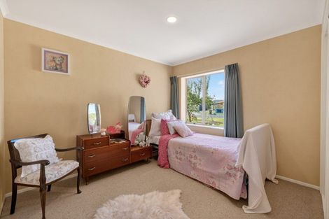 Photo of property in 4 Mcleod Place, Papamoa Beach, Papamoa, 3118