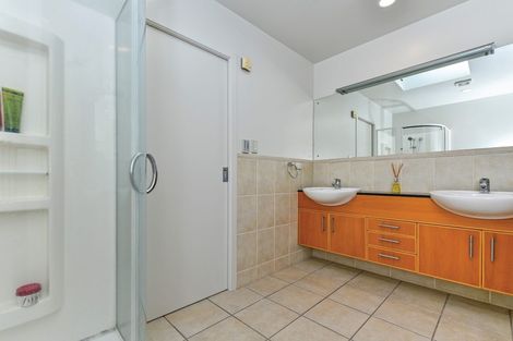 Photo of property in 8b Hauraki Road, Hauraki, Auckland, 0622