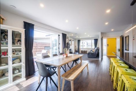 Photo of property in 103 Johnstone Drive, Fitzherbert, Palmerston North, 4410