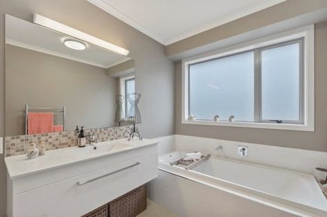 Photo of property in 18 Amokura Crescent, Flagstaff, Hamilton, 3210