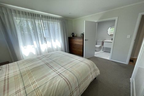 Photo of property in 6 Alder Place, Newlands, Wellington, 6037