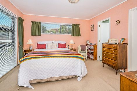 Photo of property in 1/10 Chedworth Drive, Glenfield, Auckland, 0629