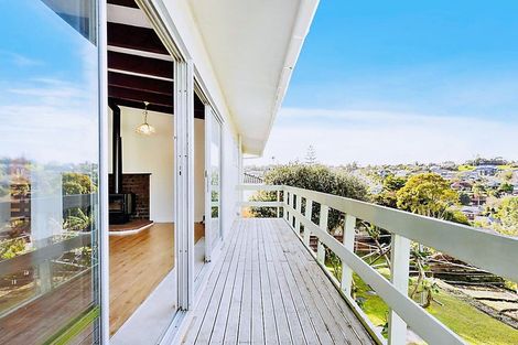 Photo of property in 19 Ravenwood Drive, Forrest Hill, Auckland, 0620