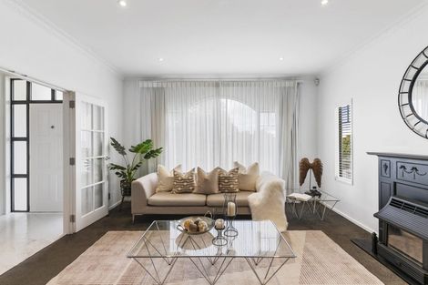 Photo of property in 30 Mandeville Place, Unsworth Heights, Auckland, 0632