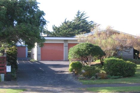 Photo of property in 15 Eruini Street, Waikanae Beach, Waikanae, 5036