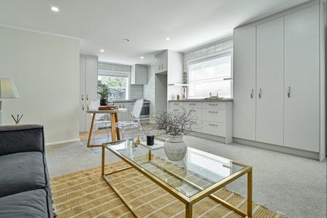 Photo of property in 28 Pitt Street, Clive, 4102