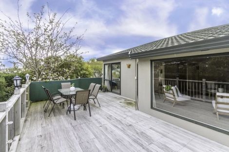 Photo of property in 2 Kowhai Street, Tawa, Wellington, 5028