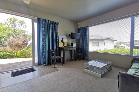 Photo of property in 41 Dress Circle, Newlands, Wellington, 6037