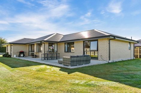 Photo of property in 16 Eric Batchelor Place, Waimate, 7924