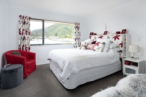 Photo of property in 68 Moana View Road, Waikawa, Picton, 7220