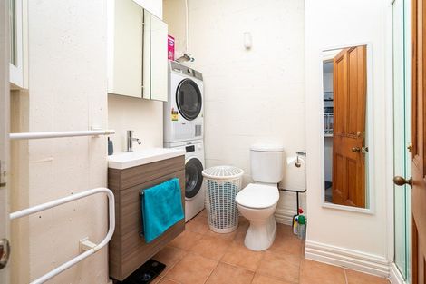 Photo of property in Endeavour Apartments, 10/125 Thorndon Quay, Pipitea, Wellington, 6011