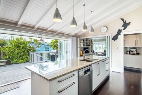 Photo of property in 30 Old Lake Road, Narrow Neck, Auckland, 0624