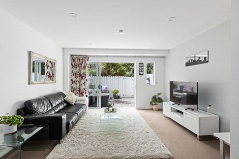 Photo of property in 8/22 Northcross Drive, Oteha, Auckland, 0632