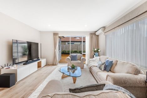 Photo of property in 10 Hedge Row, Sunnyhills, Auckland, 2010