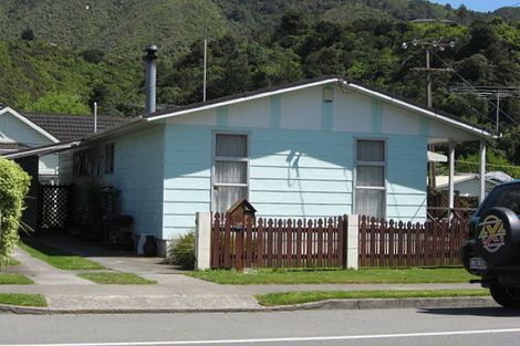 Photo of property in 35 Kent Street, Picton, 7220