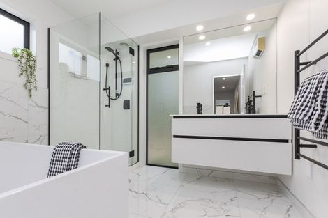 Photo of property in 2/11 Belleview Terrace, Mount Pleasant, Christchurch, 8081