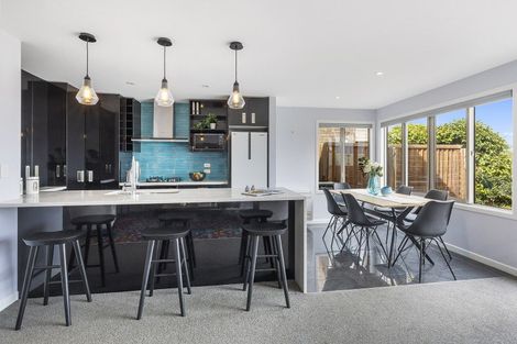 Photo of property in 5 Countess Close, Maupuia, Wellington, 6022