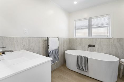 Photo of property in 12 Kiernan Place, Kelston, Auckland, 0602